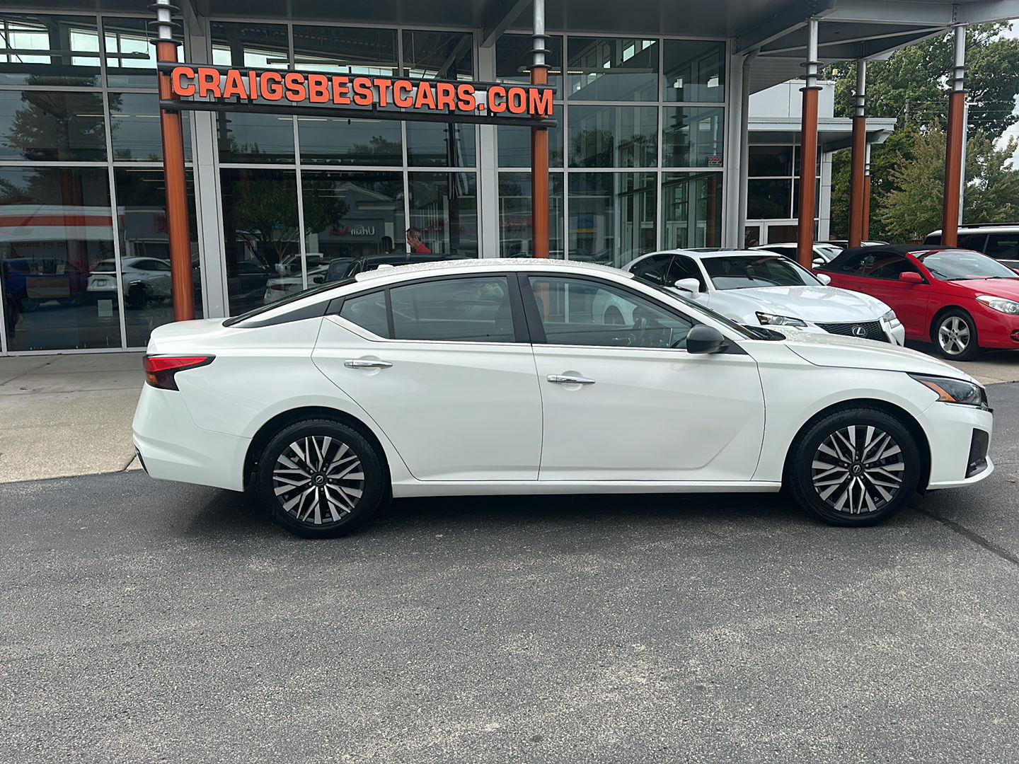 Used 2025 Nissan Altima 2.5 SV FWD image 2