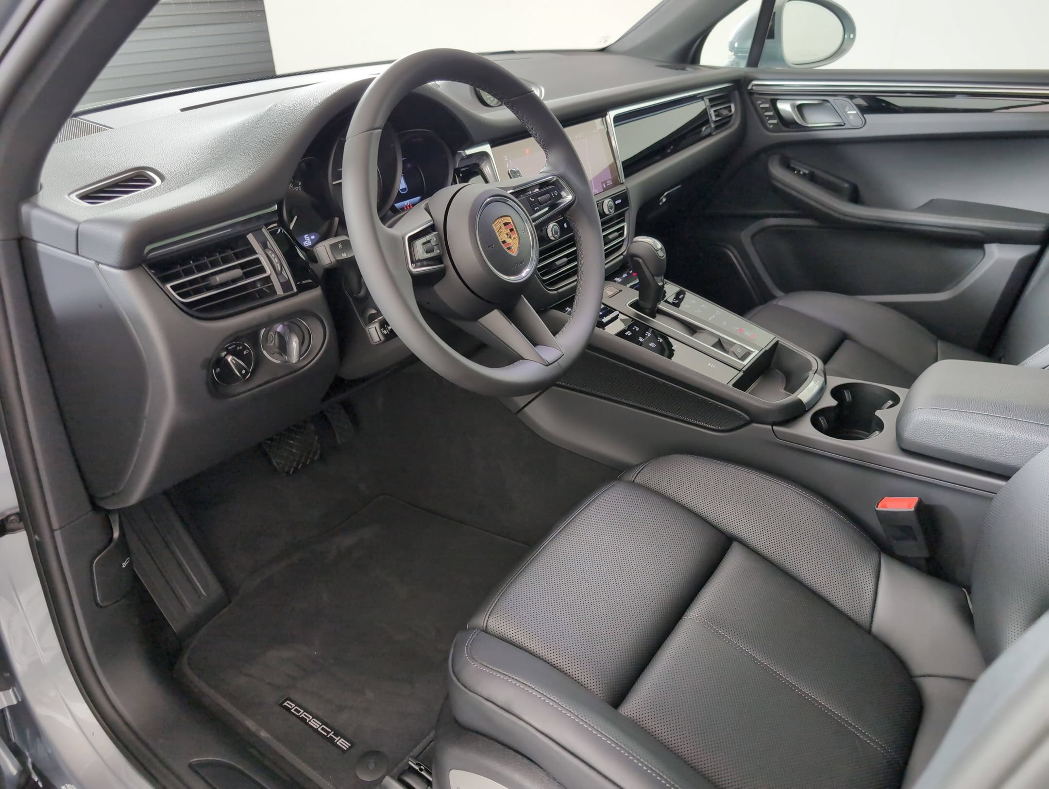Certified 2025 Porsche Macan AWD/4WD image 4