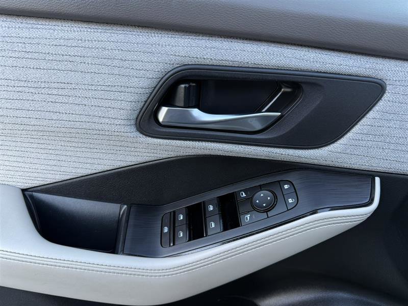 Used 2023 Nissan Rogue SV image 29