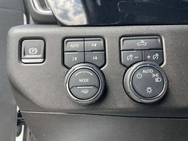 Used 2025 Chevrolet Silverado 1500 LT AWD/4WD image 18
