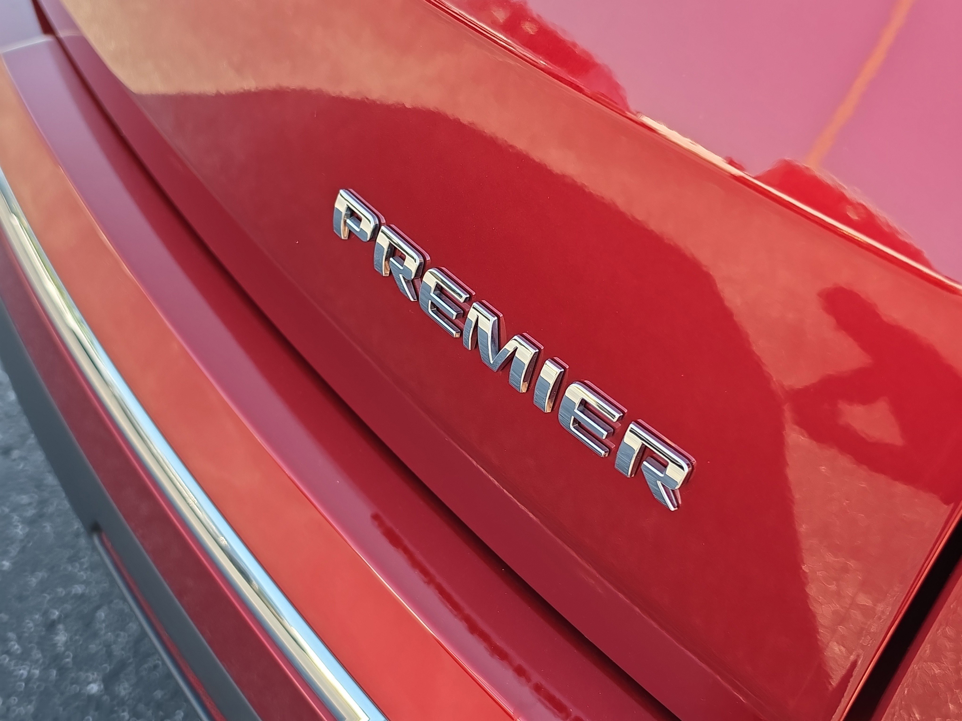 Used 2023 Chevrolet Traverse Premier FWD image 6