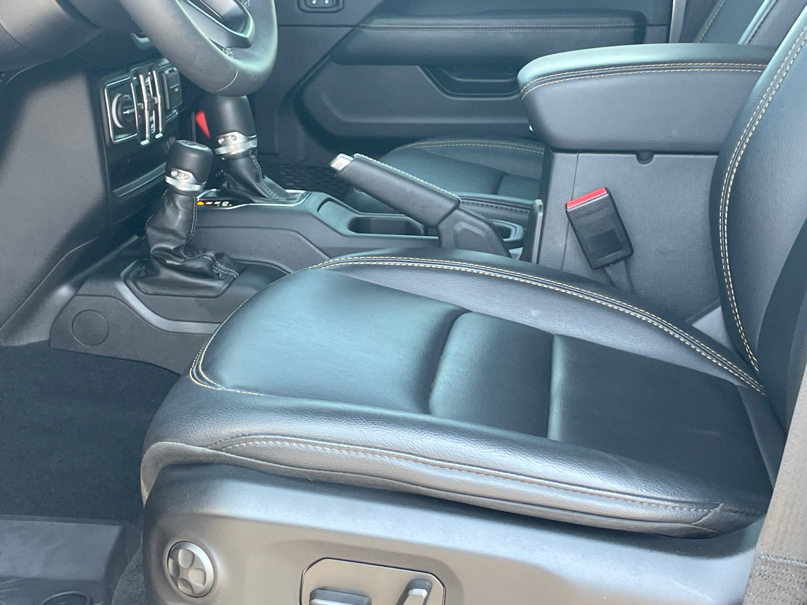 Used 2025 Jeep Gladiator Sport AWD/4WD image 10