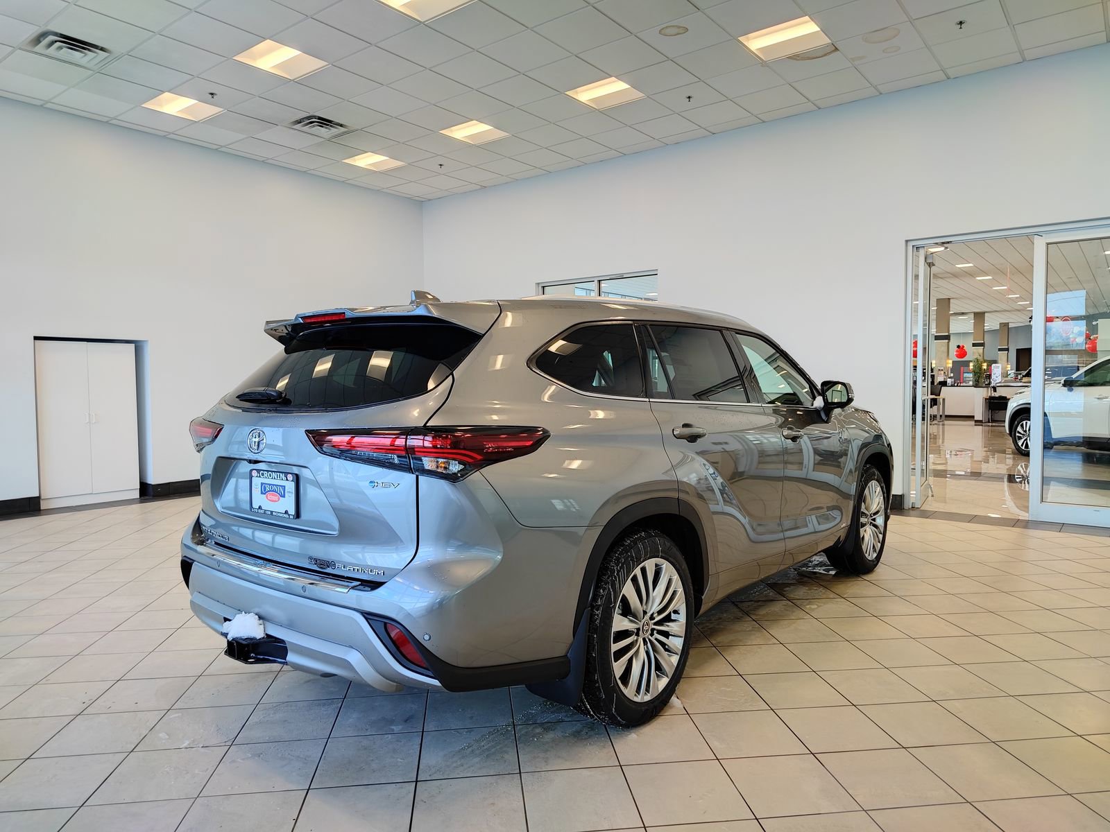 New 2026 Toyota Highlander Platinum image 3