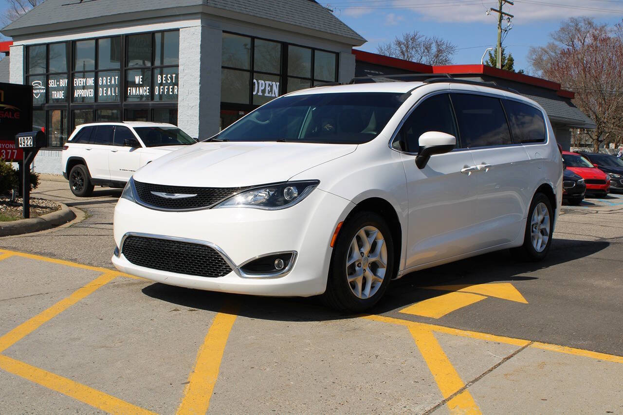 Used 2017 Chrysler Pacifica Touring Plus w/ Tire & Wheel Group image 3