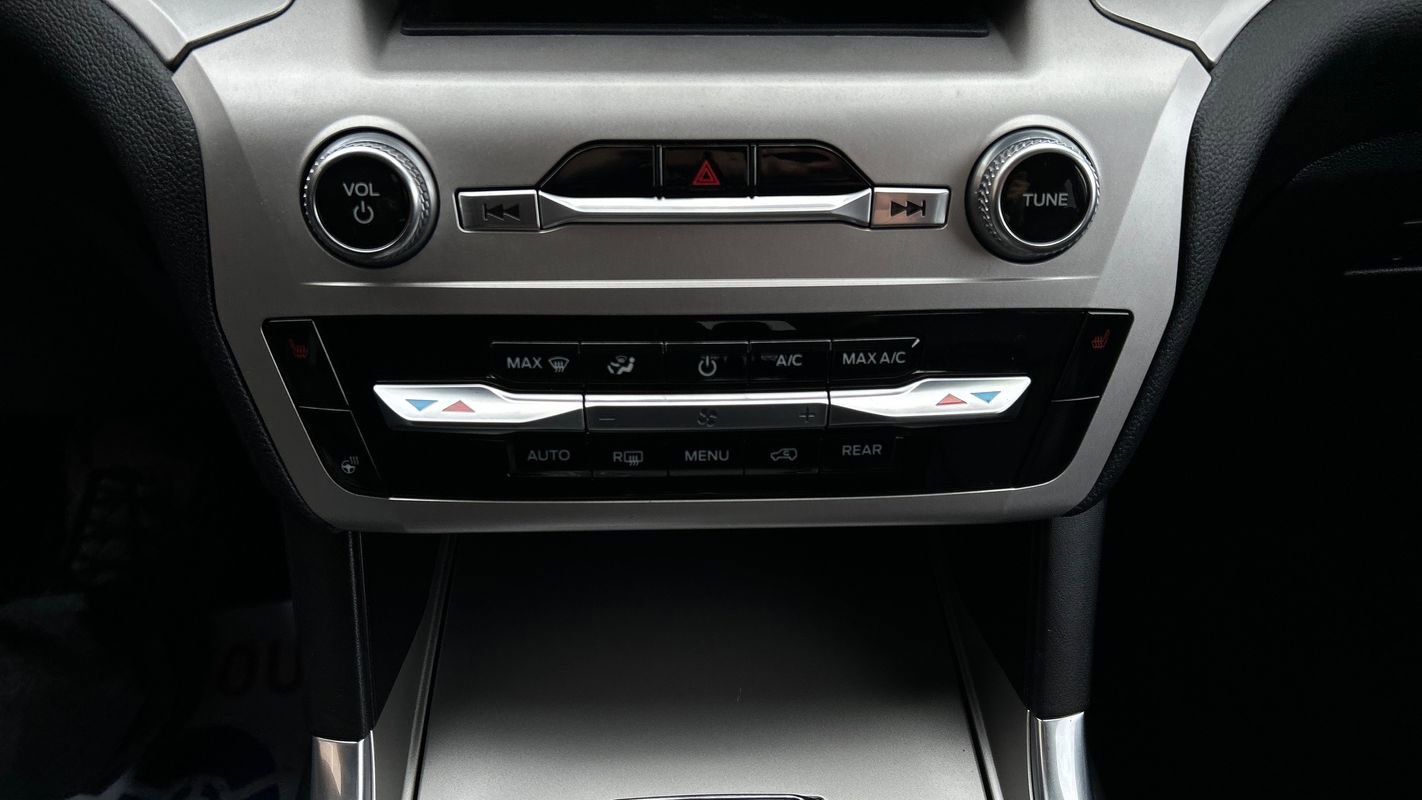 Used 2020 Ford Explorer XLT w/ Equipment Group 202A image 29