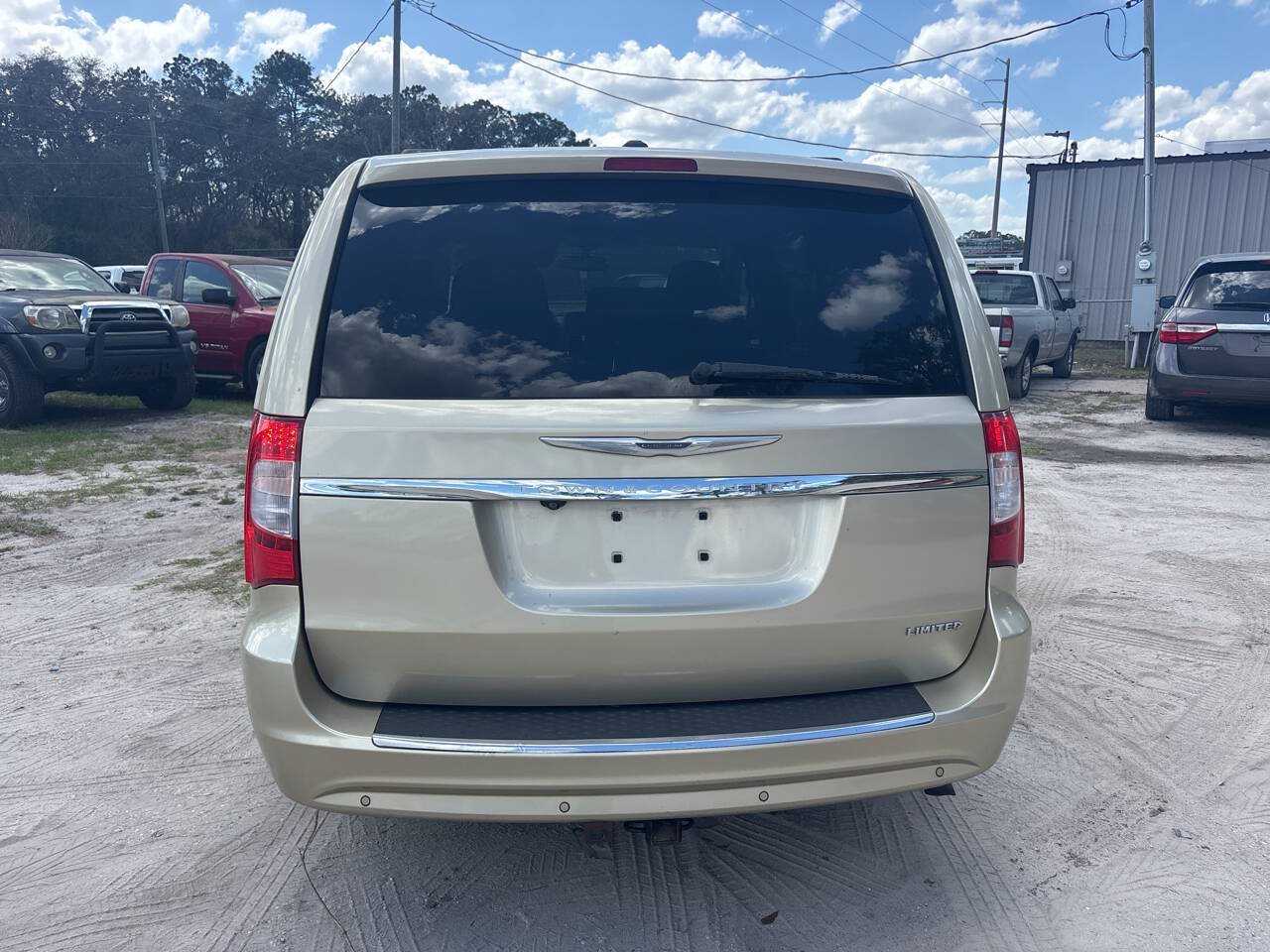 Used 2011 Chrysler Town & Country Limited FWD image 5
