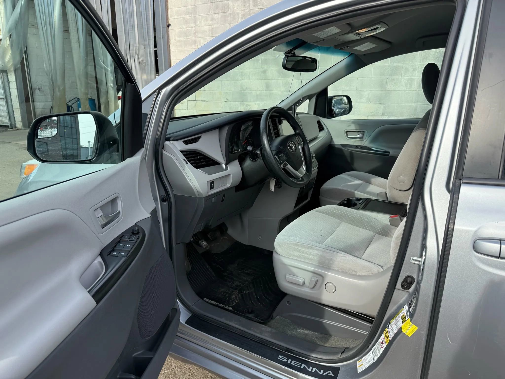 Used 2017 Toyota Sienna LE AWD/4WD image 22