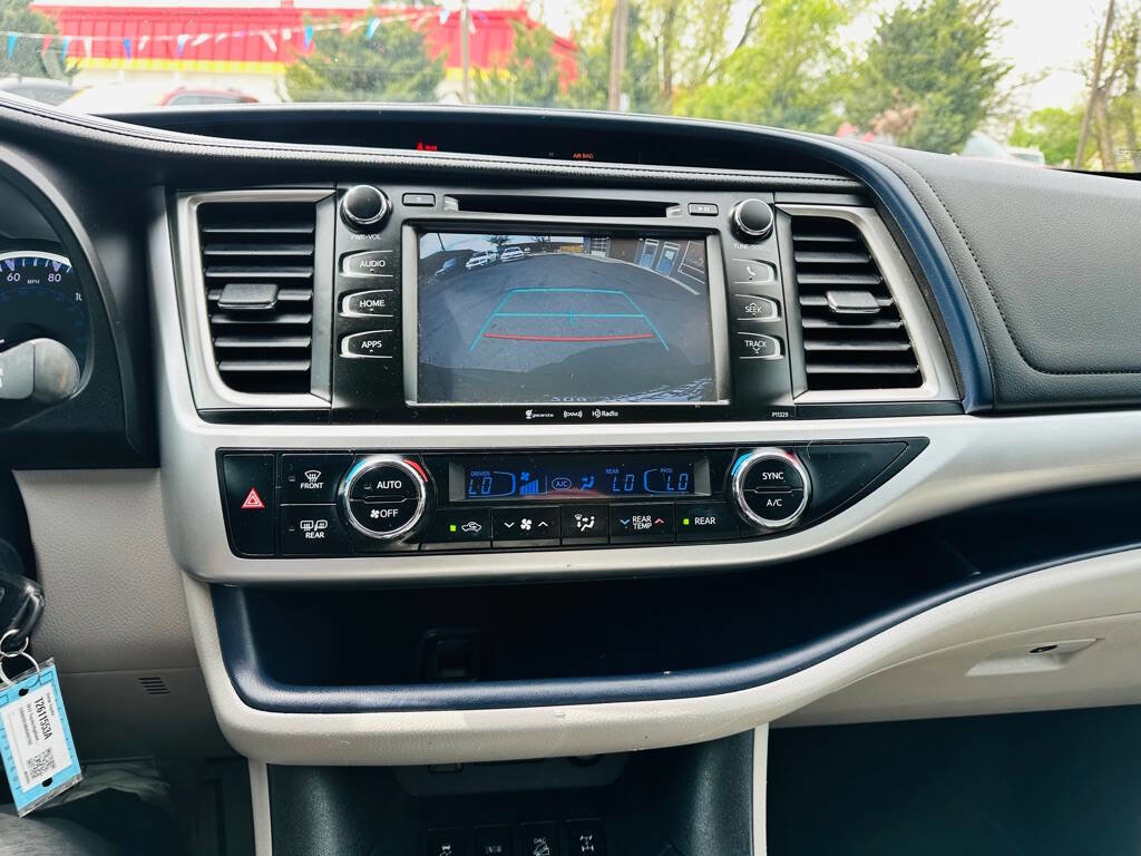 Used 2017 Toyota Highlander Plus w/ Carpet Mat Package AWD/4WD image 13