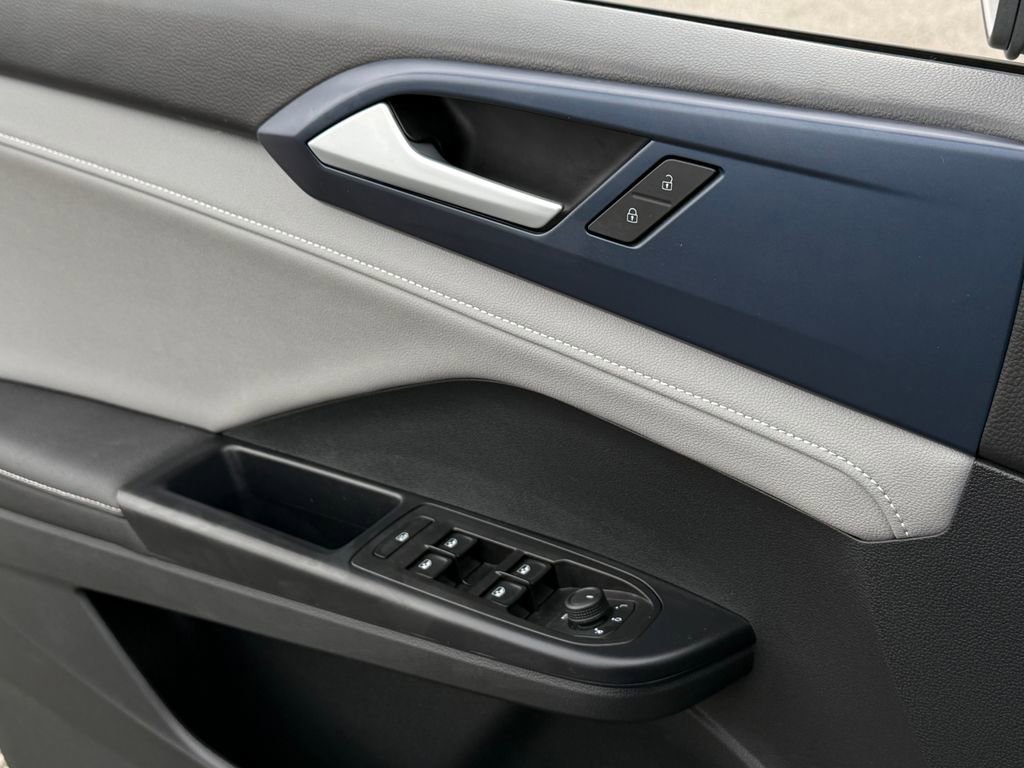 Used 2024 Volkswagen Taos SE image 37