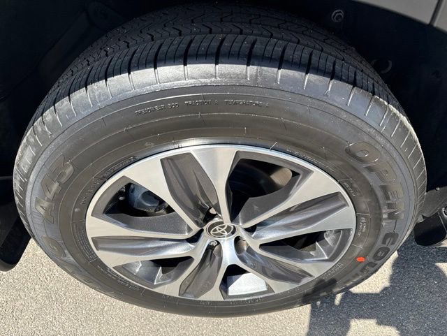 Certified 2024 Toyota Highlander XLE FWD image 23