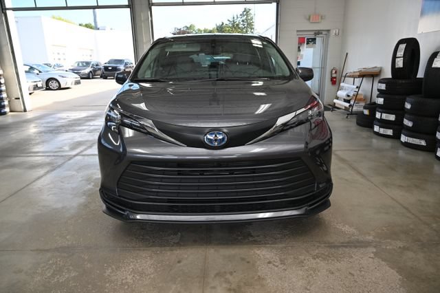 Used 2025 Toyota Sienna LE AWD/4WD image 2