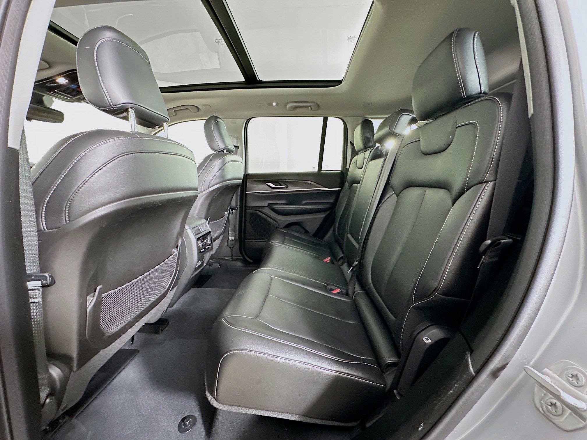 Used 2023 Jeep Grand Cherokee Limited image 29