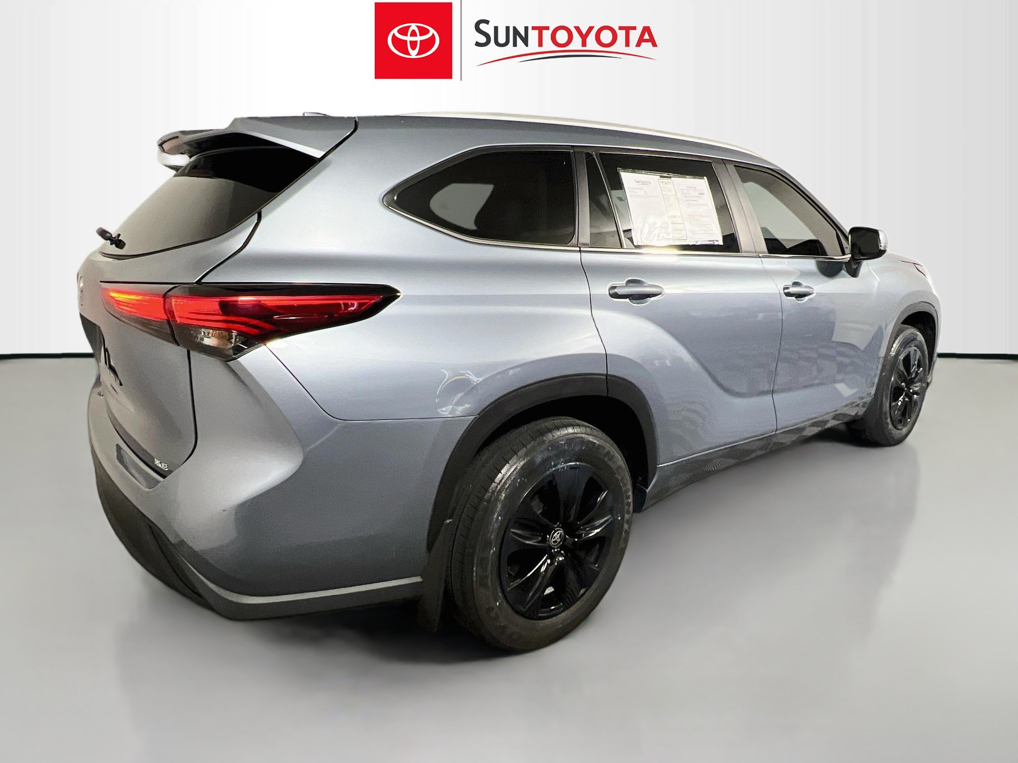 Used 2023 Toyota Highlander XLE FWD image 4