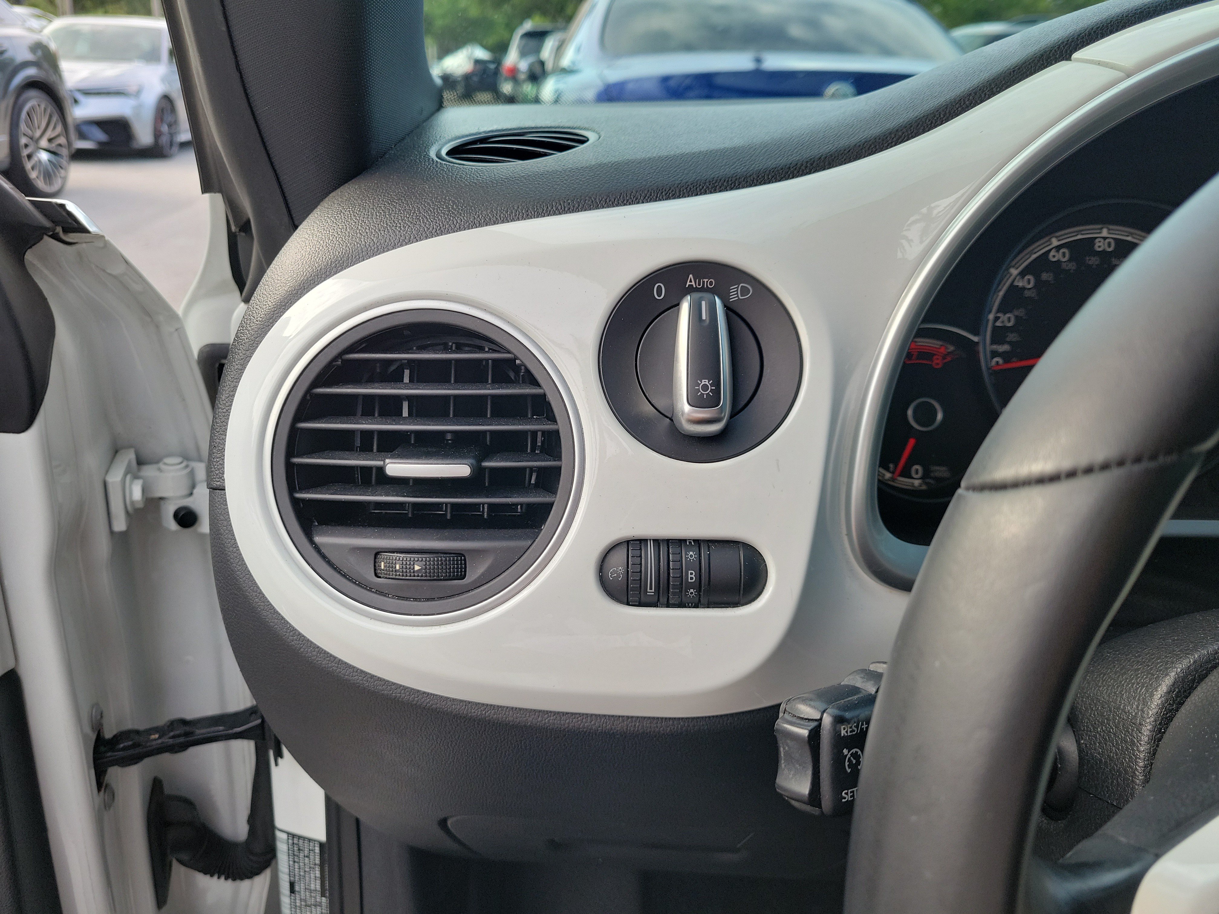 Used 2019 Volkswagen Beetle 2.0T SE FWD image 14