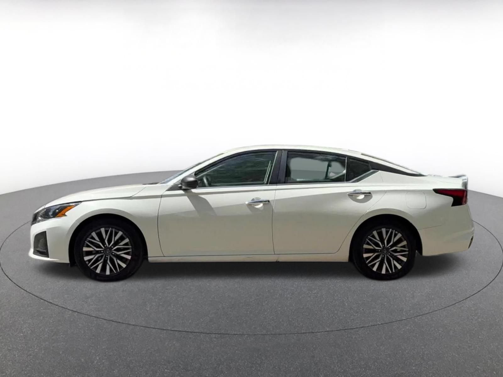 Used 2025 Nissan Altima 2.5 SV FWD image 9