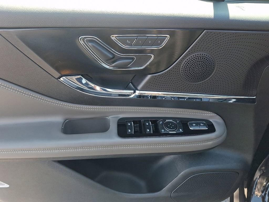 Certified 2023 Lincoln Corsair AWD image 12