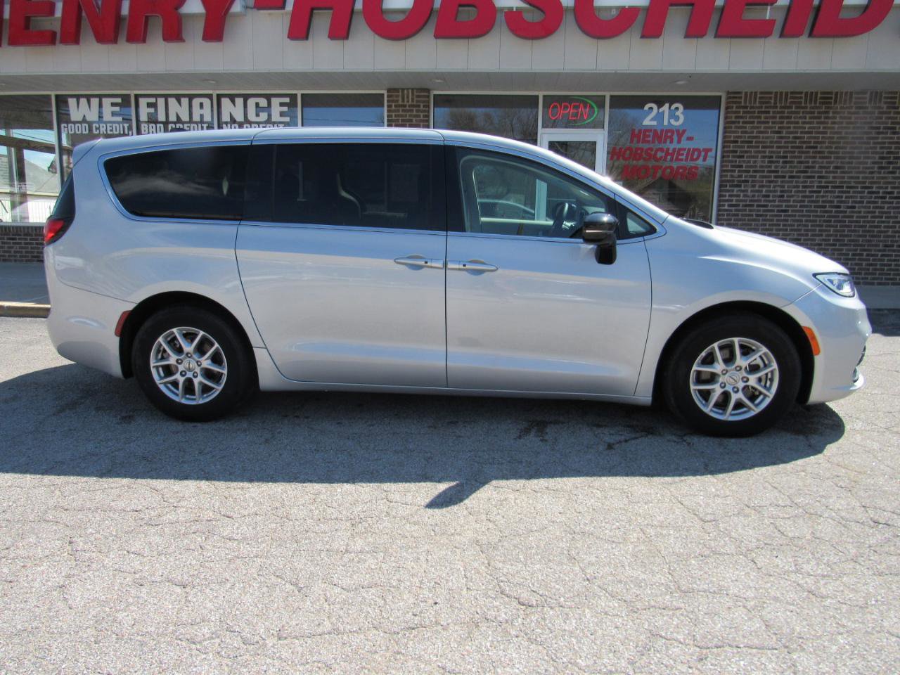 Used 2024 Chrysler Pacifica Touring-L FWD image 9