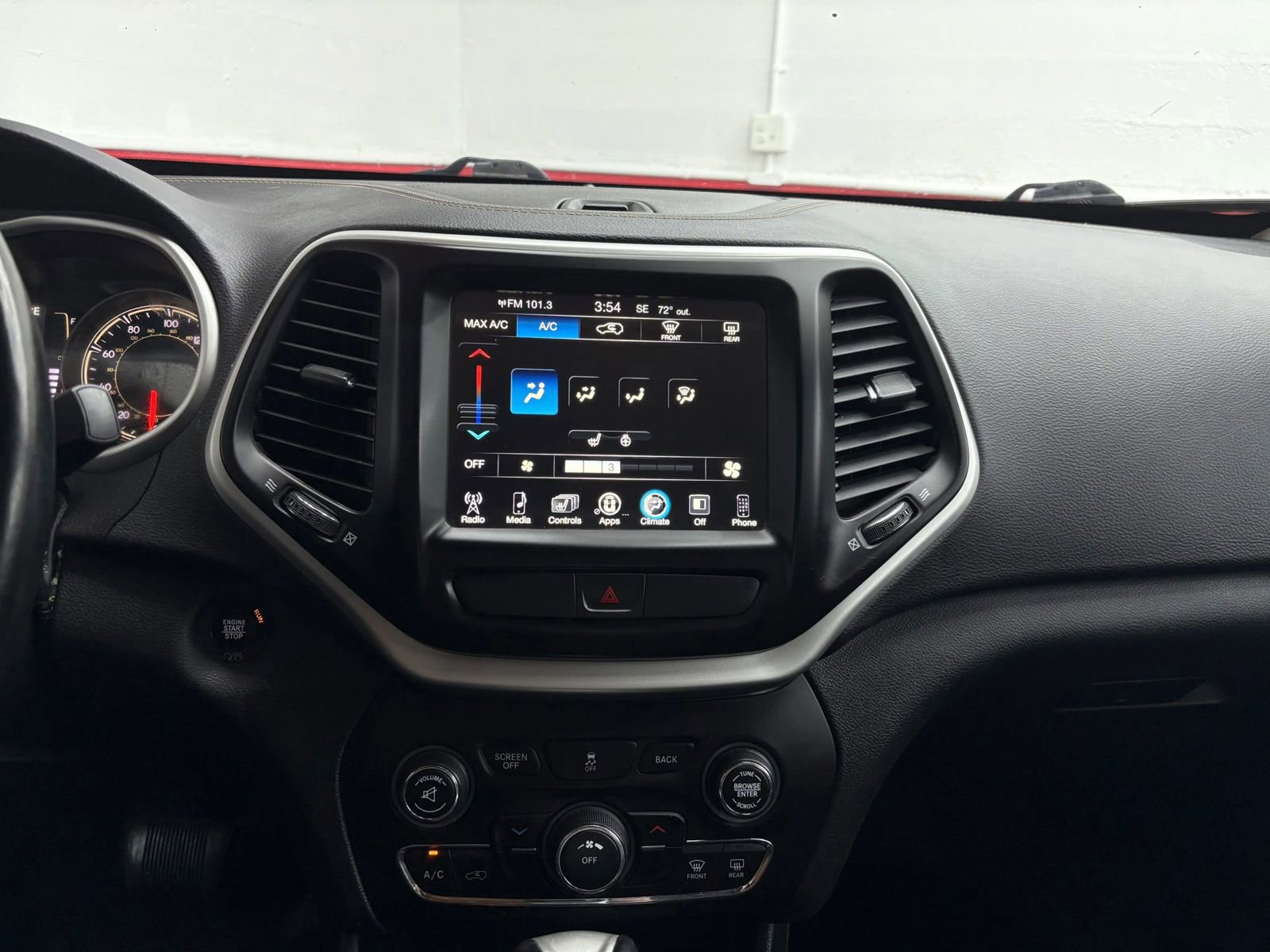 Used 2018 Jeep Cherokee Latitude Plus w/ Cold Weather Group image 12