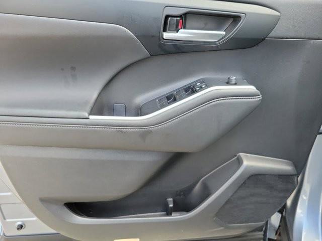 Used 2023 Toyota Highlander XLE FWD image 24