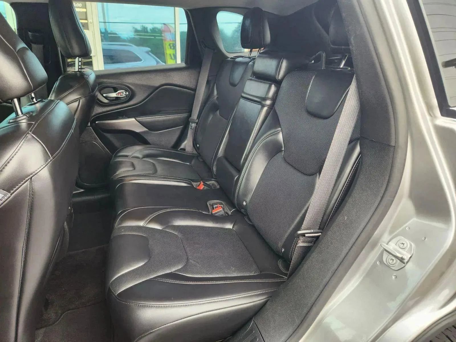 Used 2019 Jeep Cherokee Limited image 5