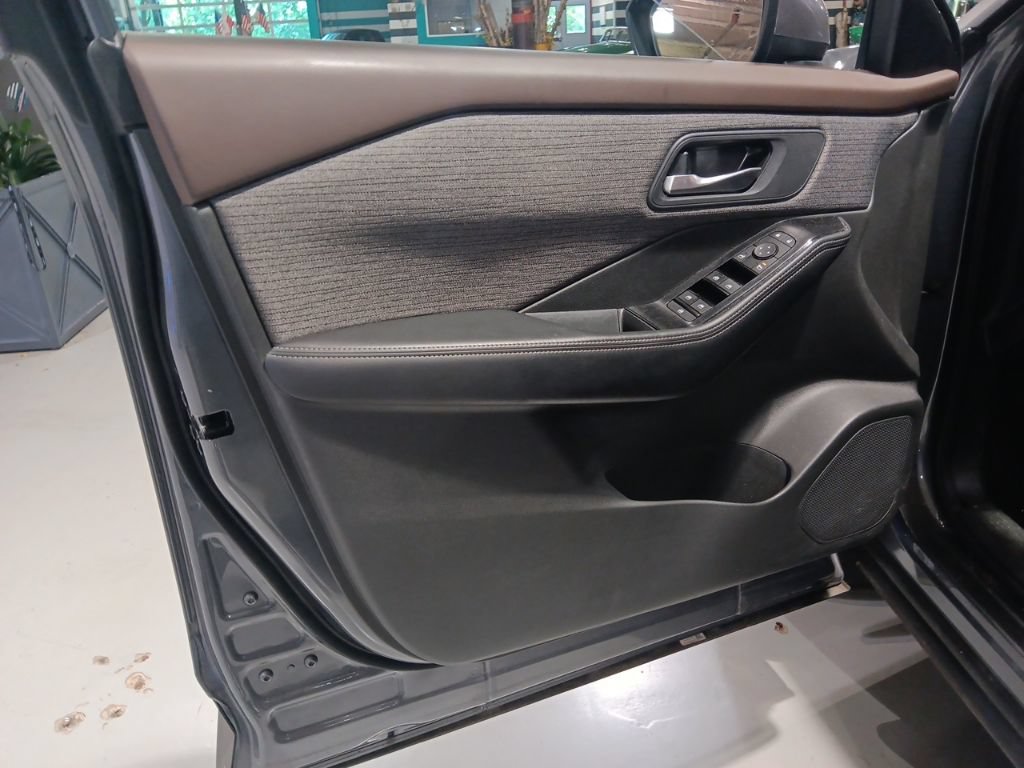 Used 2023 Nissan Rogue SV AWD/4WD image 5