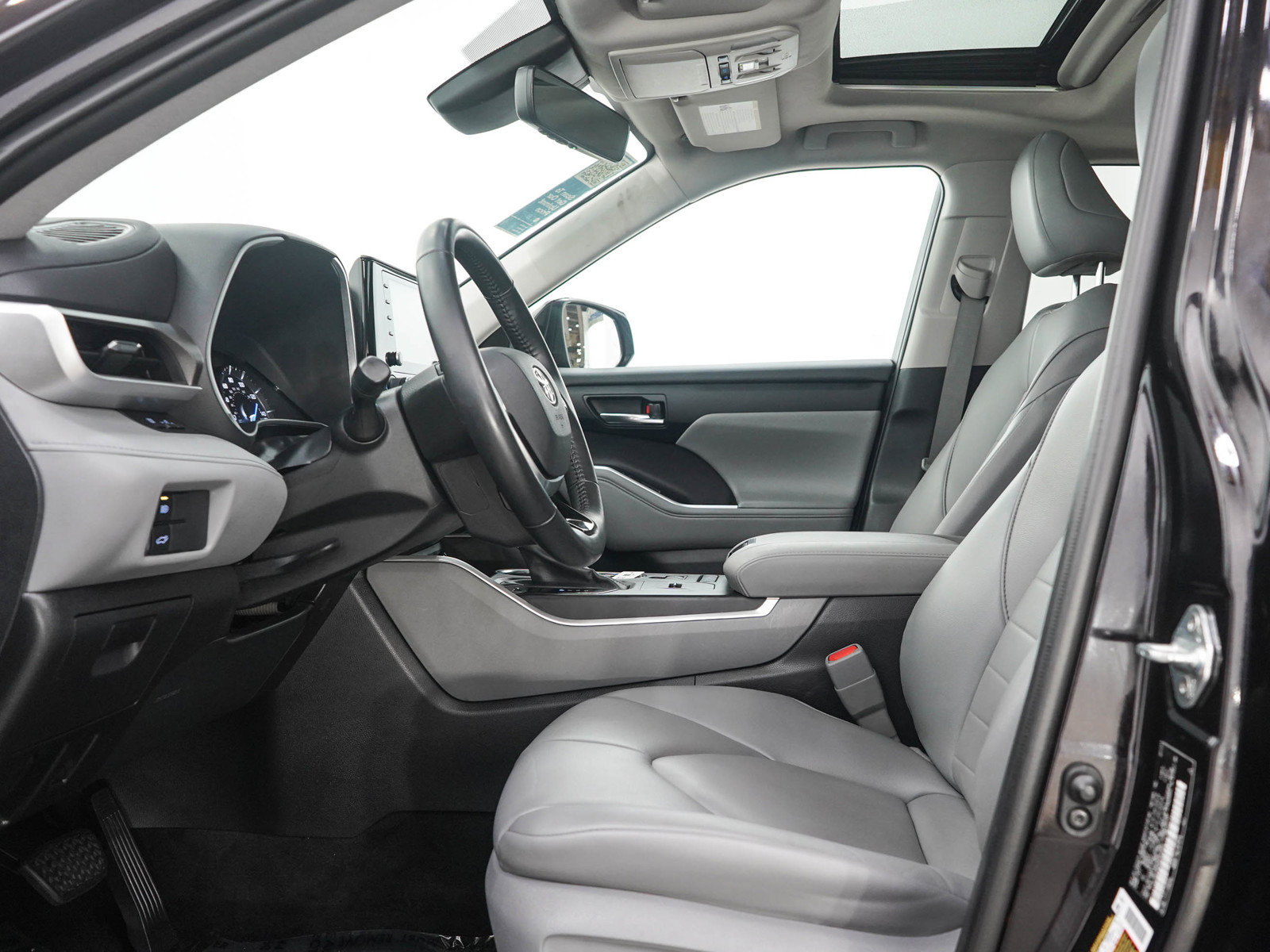 Used 2021 Toyota Highlander XLE AWD/4WD image 22