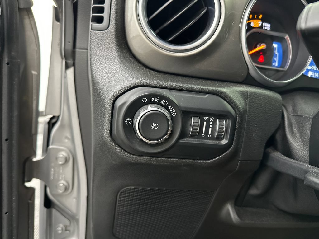Used 2018 Jeep Wrangler Unlimited Sahara AWD/4WD image 30