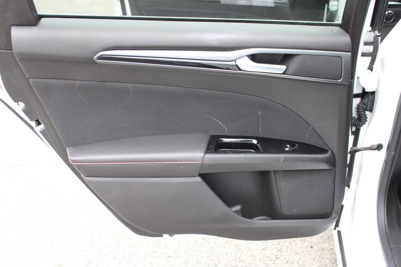 Used 2015 Ford Fusion SE w/ Equipment Group 201A FWD image 29