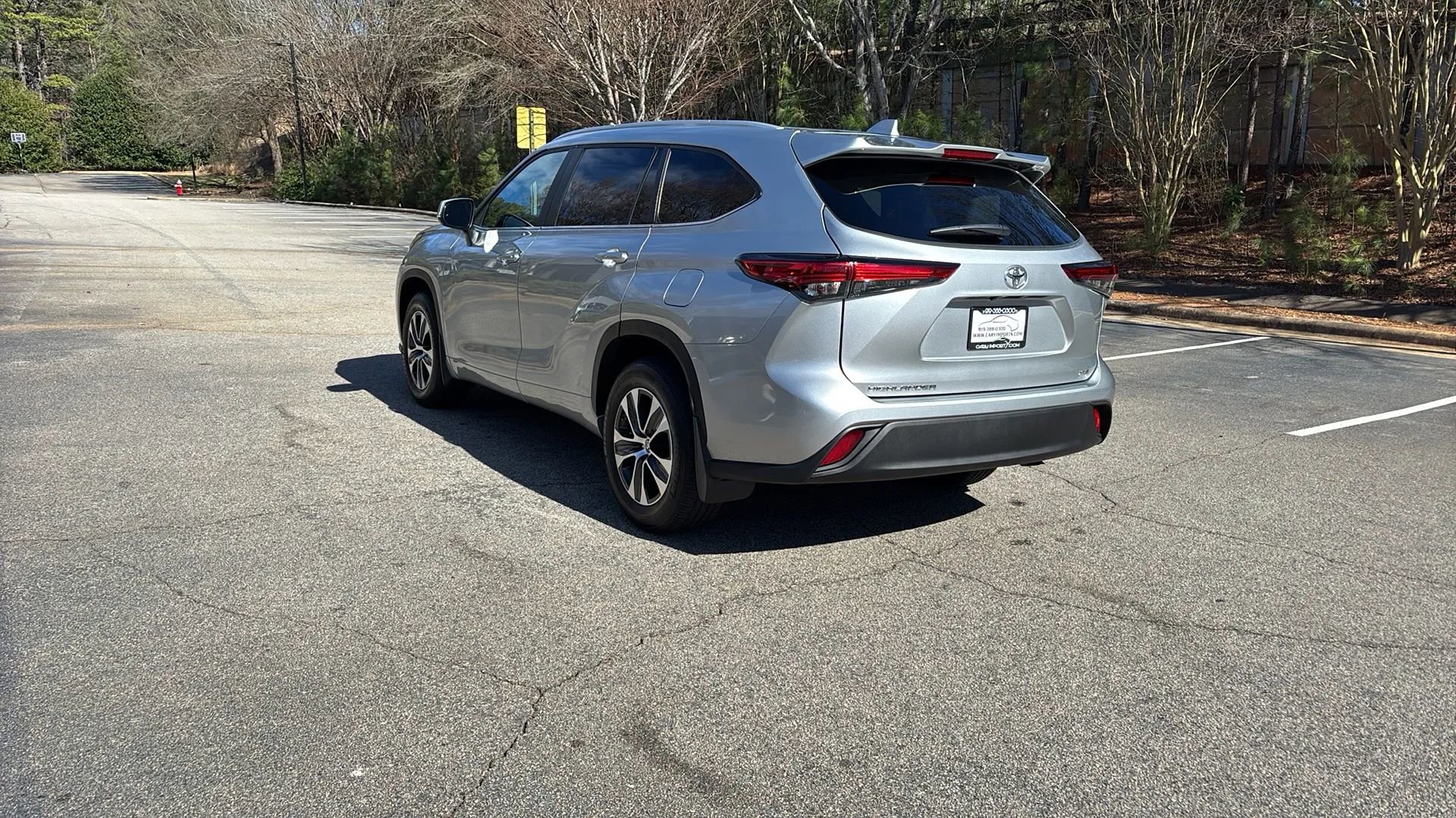 Used 2023 Toyota Highlander XLE image 7