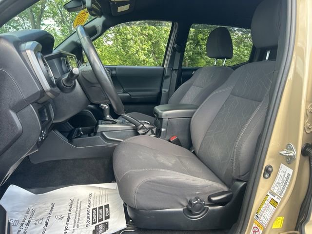 Used 2018 Toyota Tacoma TRD Sport AWD/4WD image 18