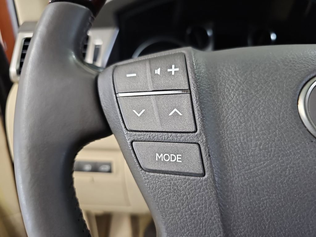 Used 2013 Lexus LX 570 4WD w/ Luxury Pkg image 19