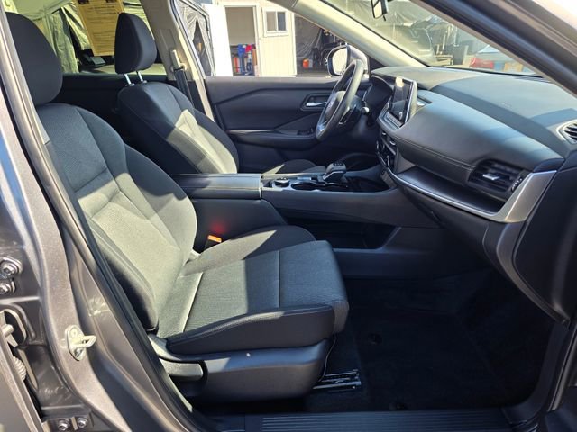 Used 2024 Nissan Rogue SV image 10