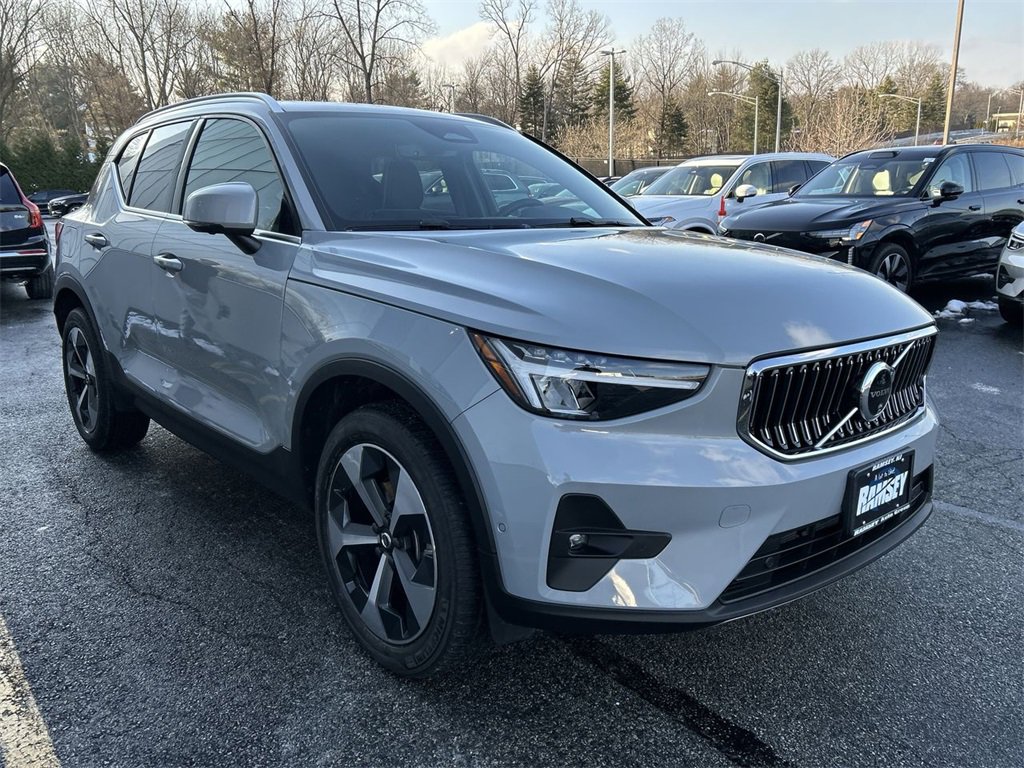 Used 2024 Volvo XC40 B5 Plus image 2