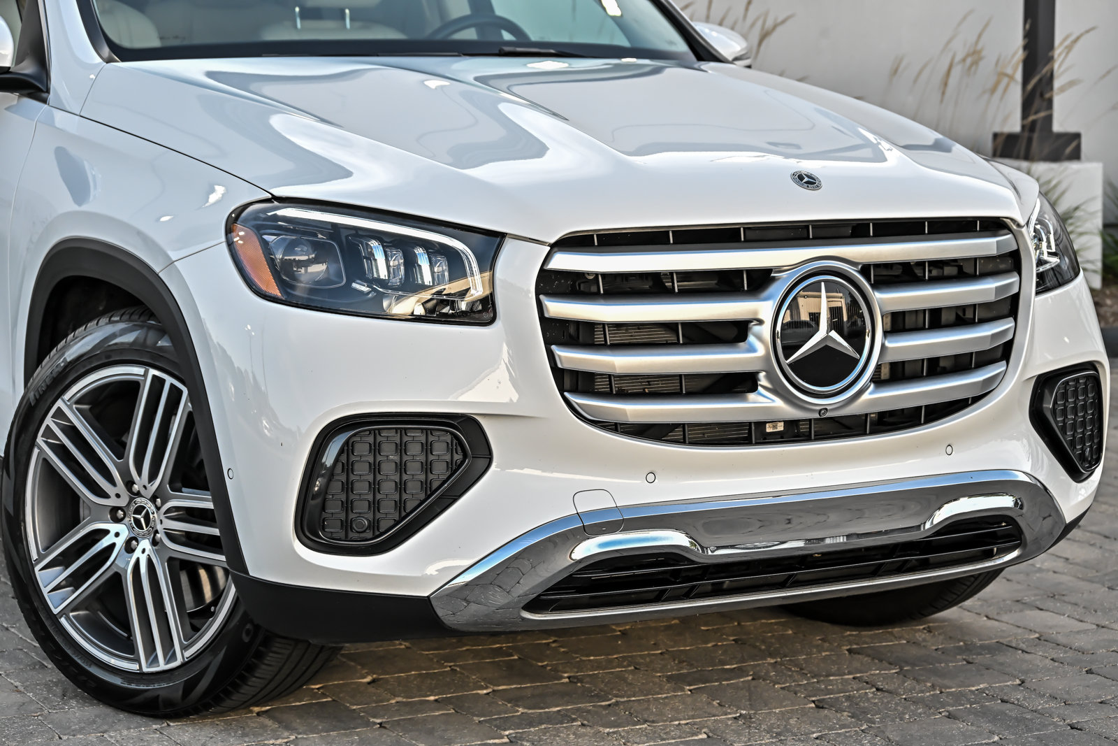 Used 2025 Mercedes-Benz GLS 450 4MATIC image 2
