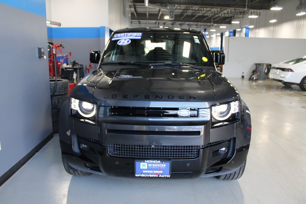 Used 2025 Land Rover Defender 110 X-Dynamic SE image 3