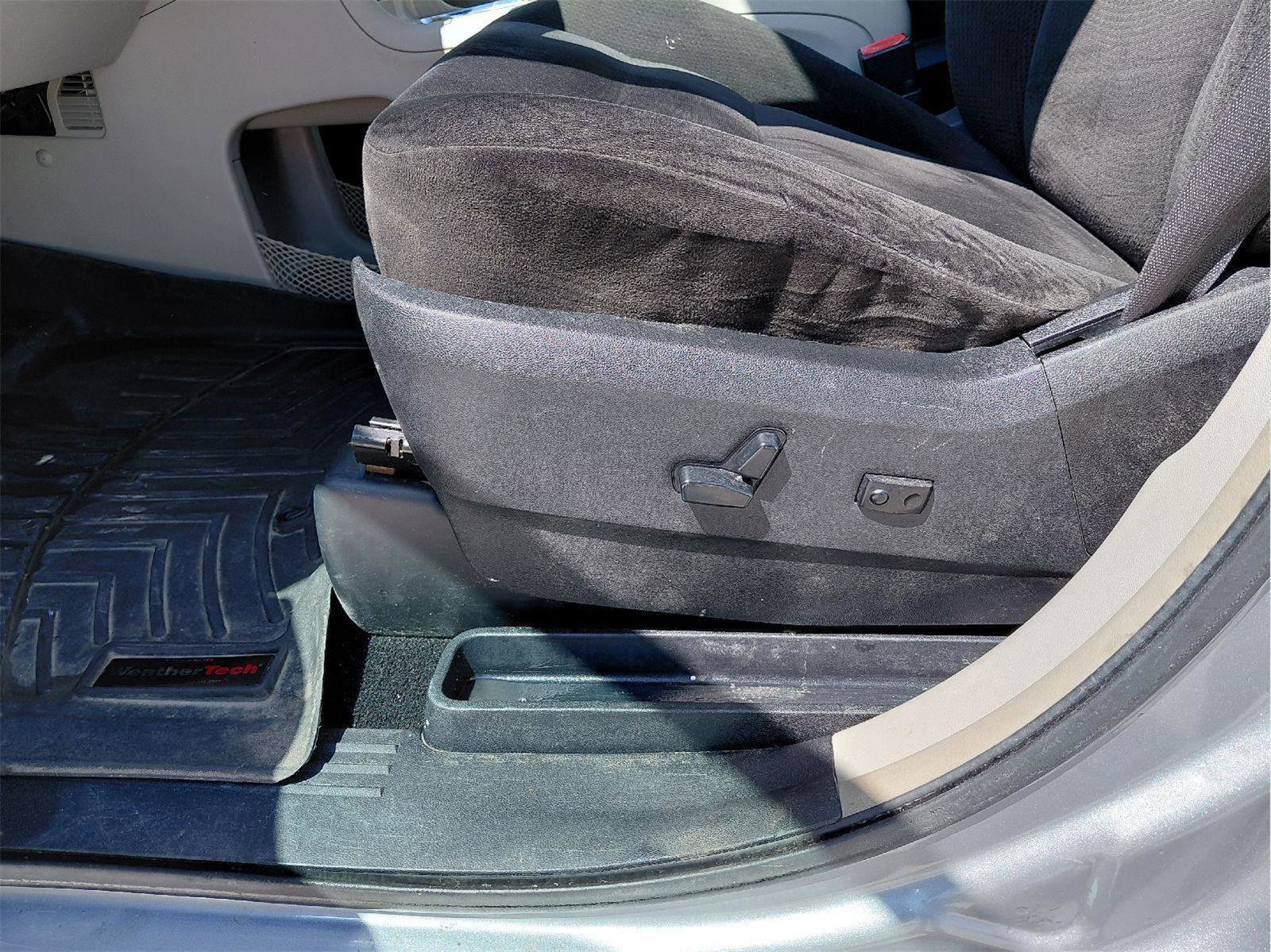 Used 2015 Chrysler Town & Country Touring FWD image 24