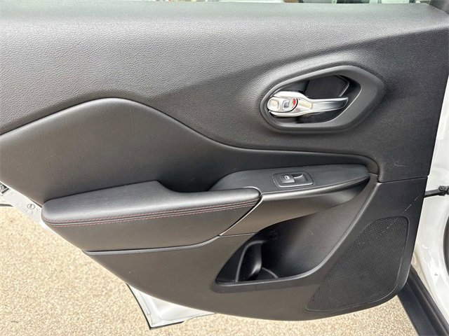 Used 2019 Jeep Cherokee Trailhawk image 11