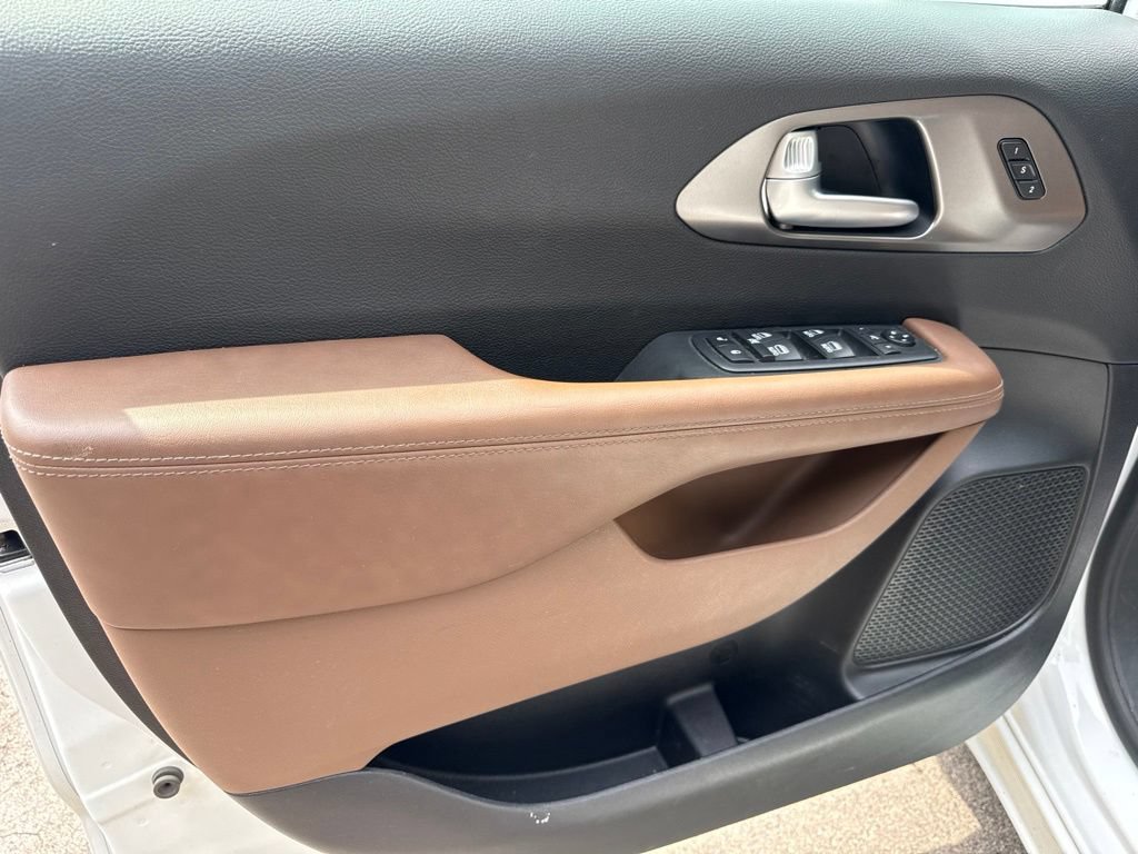 Used 2019 Chrysler Pacifica Limited w/ Advanced Safetytec Group FWD image 20