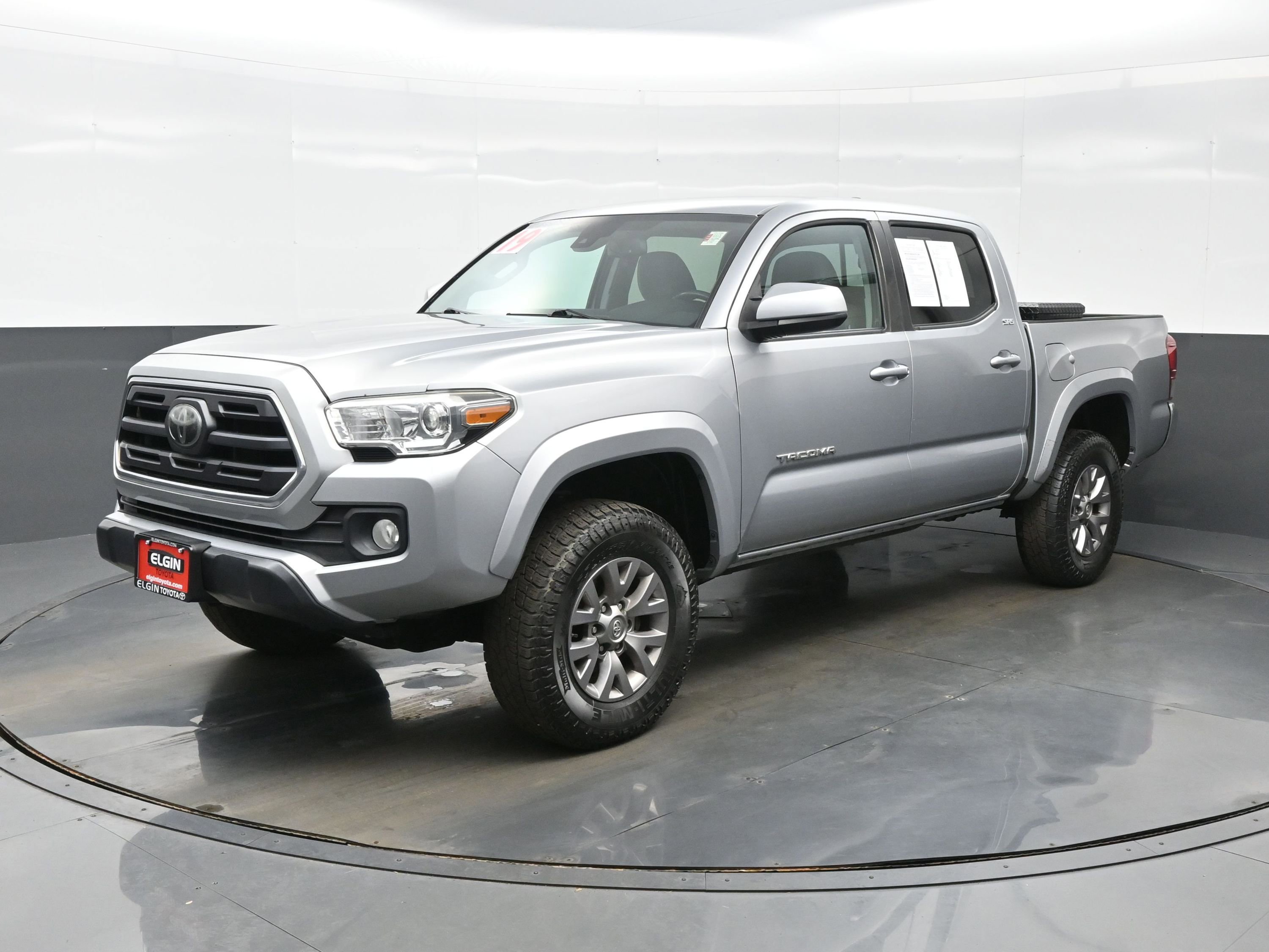 Used 2019 Toyota Tacoma SR5 AWD/4WD image 2