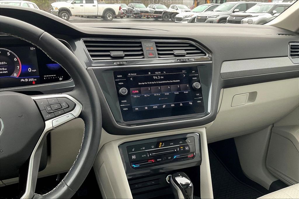 Used 2023 Volkswagen Tiguan SE w/ Panoramic Sunroof Package image 6