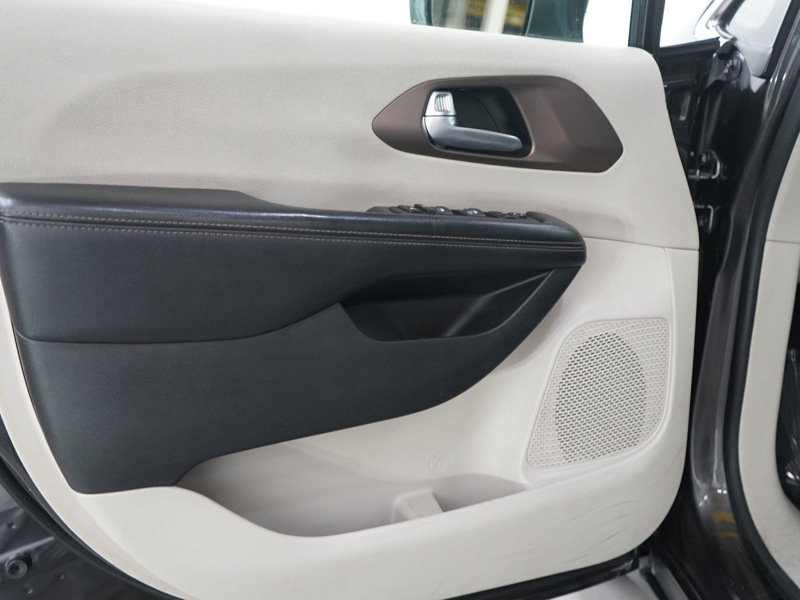 Used 2019 Chrysler Pacifica Touring-L image 21