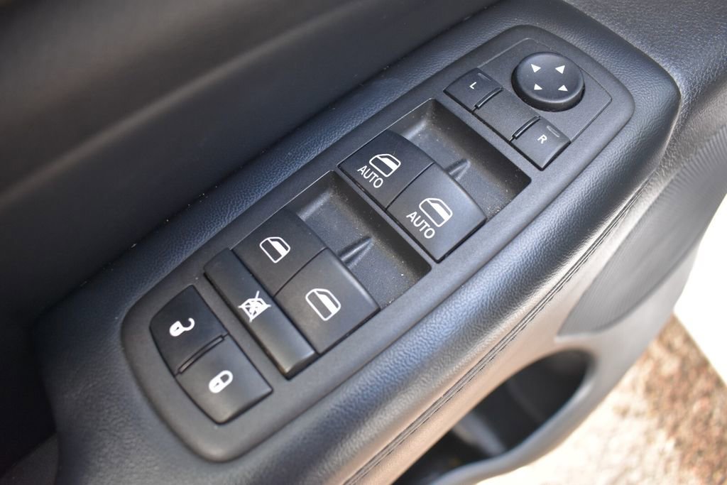 Used 2022 Jeep Grand Cherokee Laredo X AWD/4WD image 25