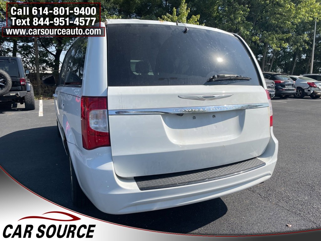 Used 2014 Chrysler Town & Country Touring image 4