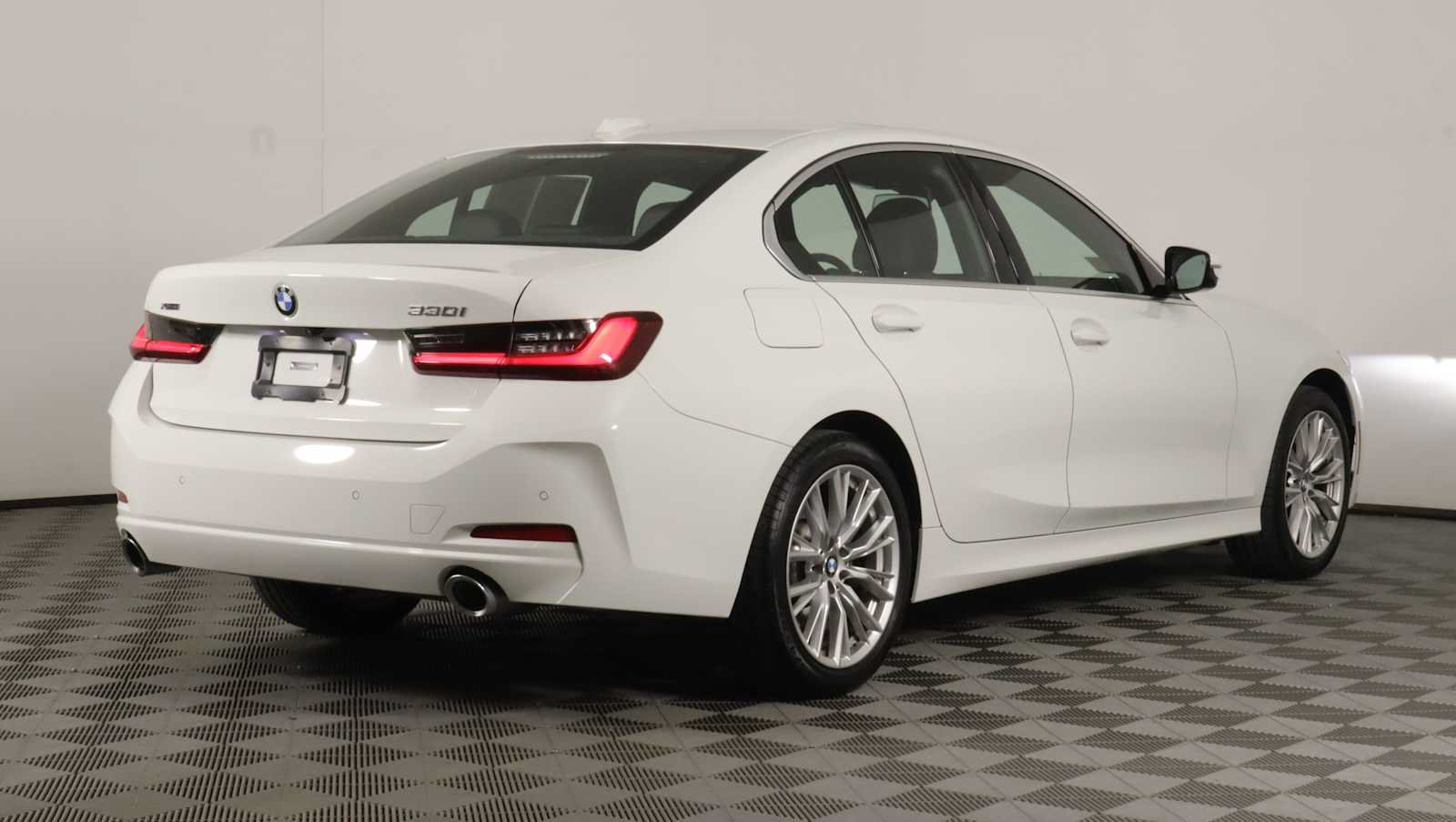 Used 2024 BMW 330i xDrive Sedan w/ Premium Package AWD/4WD image 6