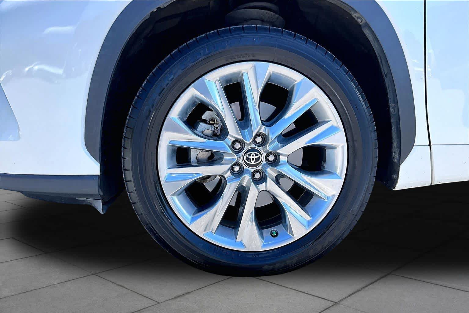 Used 2020 Toyota Highlander Limited FWD image 11