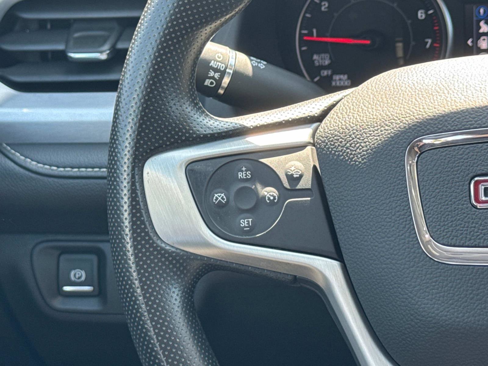 Used 2023 GMC Acadia SLE image 11