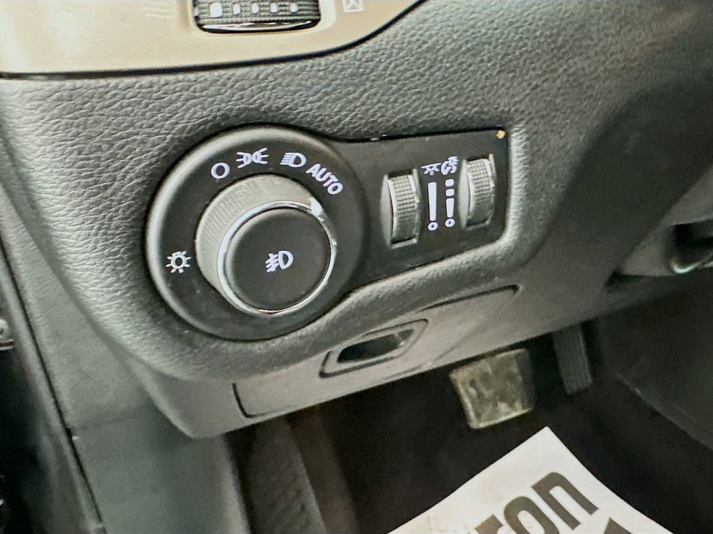 Used 2017 Jeep Cherokee Latitude w/ Cold Weather Group image 10