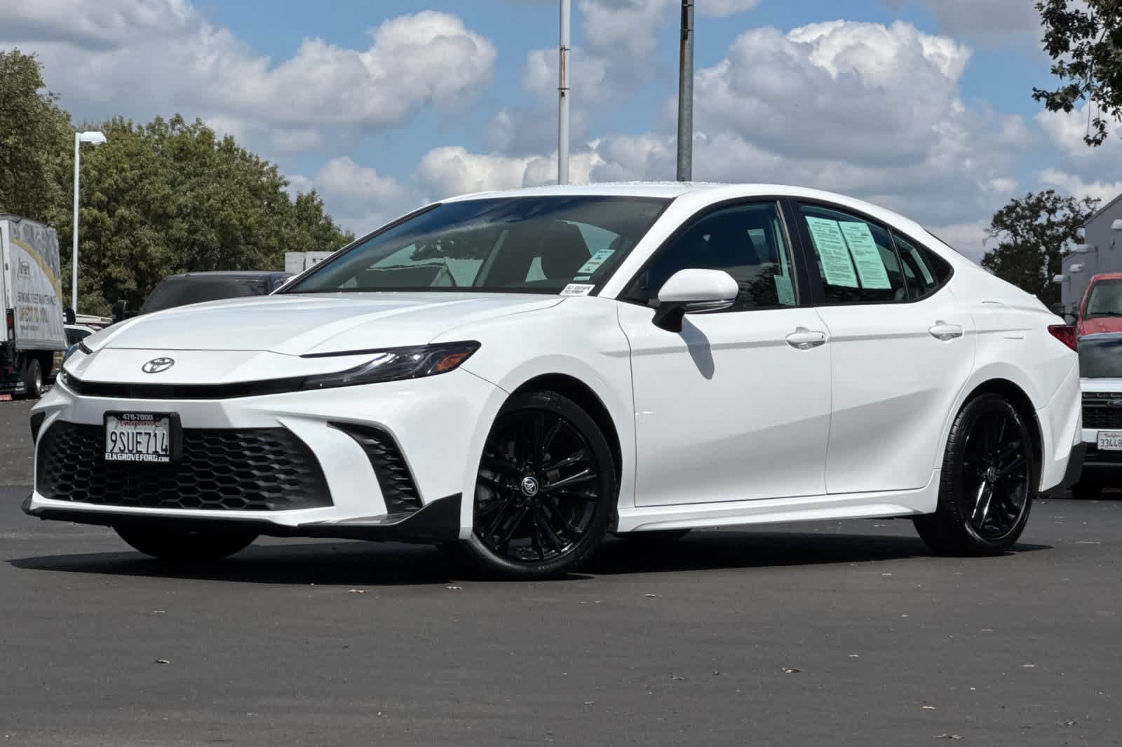 Used 2025 Toyota Camry SE FWD image 1