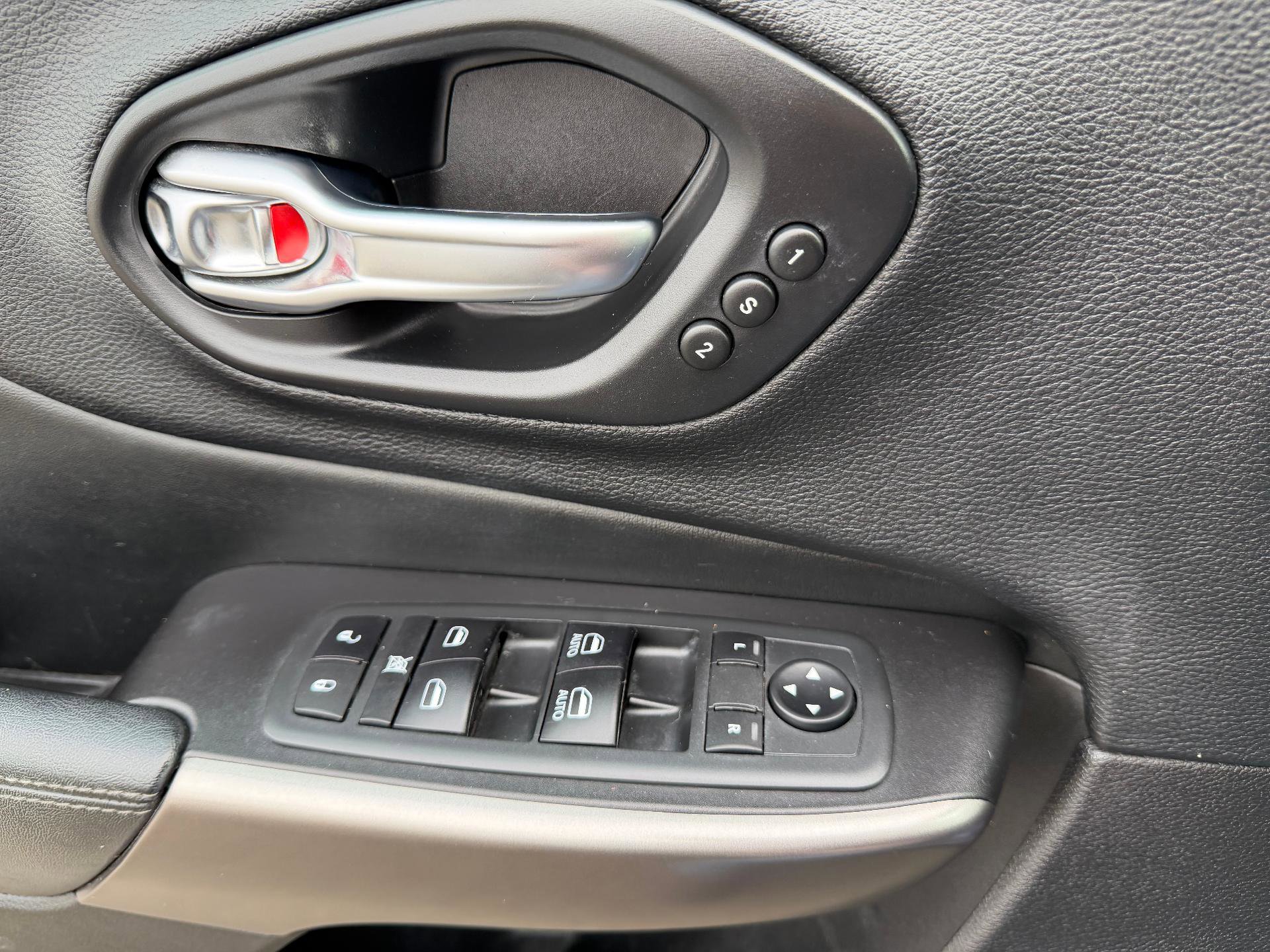 Used 2020 Jeep Cherokee Limited image 27