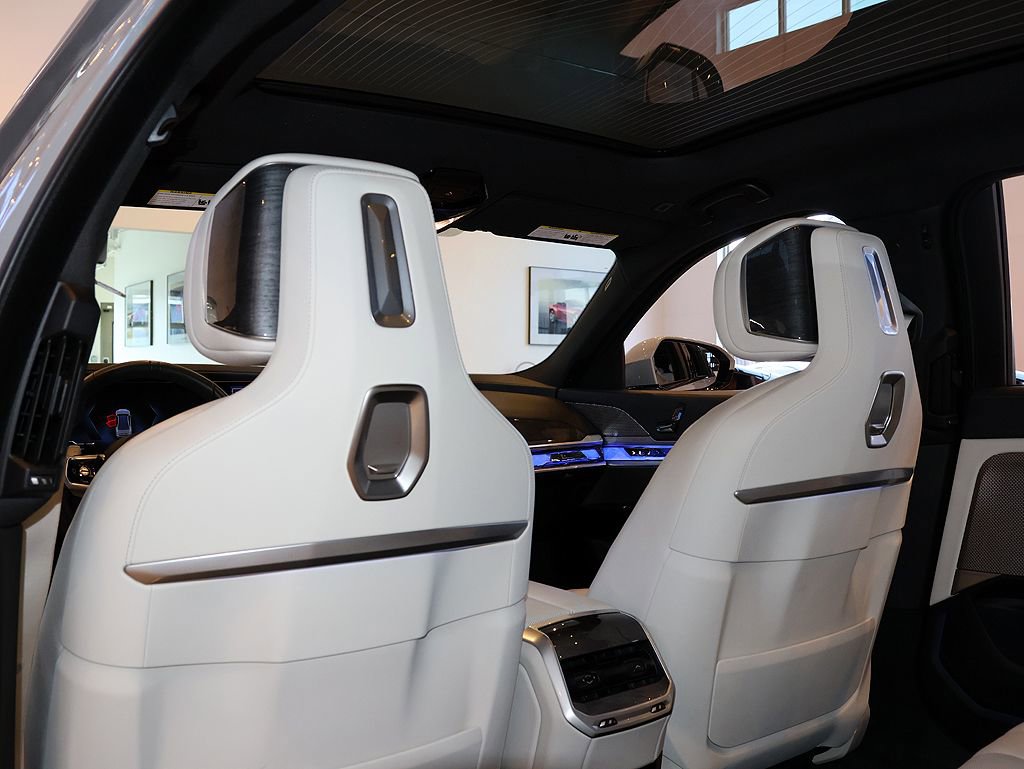 Used 2024 BMW 760i xDrive w/ Premium Package 2 image 36